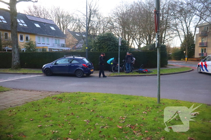 Twee overstekende fietsers aangereden door auto