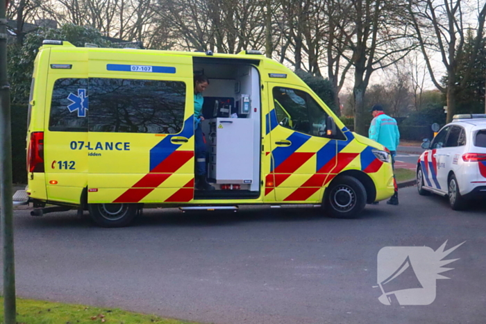 Twee overstekende fietsers aangereden door auto