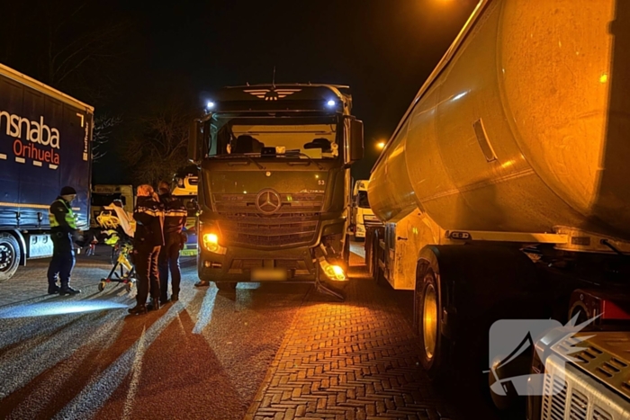 Vrachtwagen rijdt middengeleider uit berm