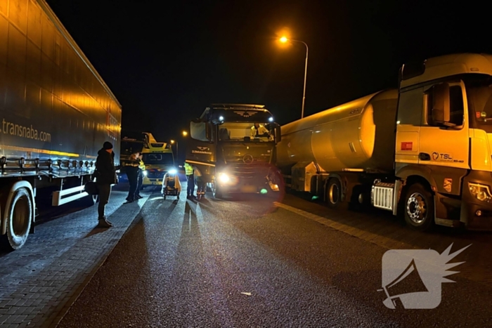 Vrachtwagen rijdt middengeleider uit berm
