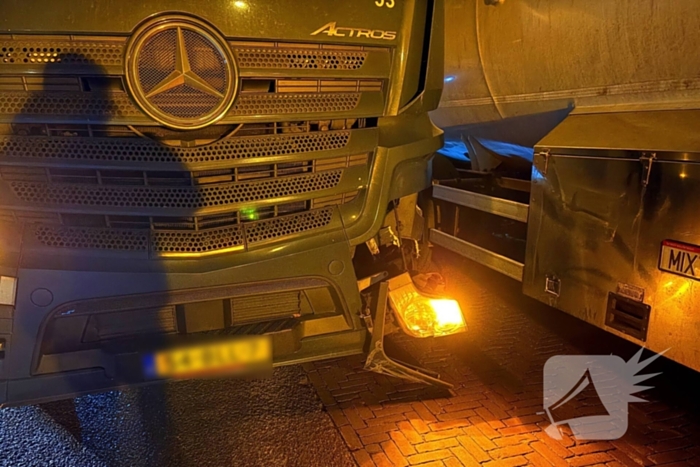 Vrachtwagen rijdt middengeleider uit berm