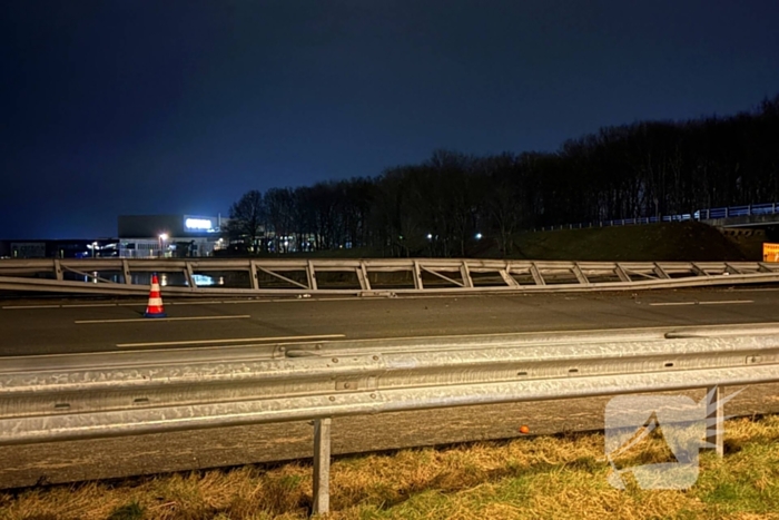 Vrachtwagen rijdt middengeleider uit berm