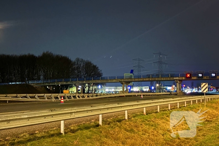 Vrachtwagen rijdt middengeleider uit berm