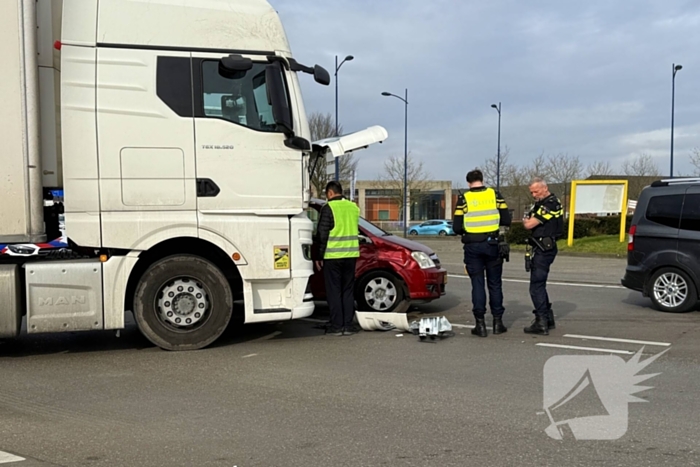 Vrachtwagen en personenauto botsen op rotonde