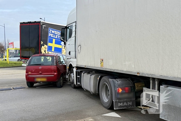 Vrachtwagen en personenauto botsen op rotonde