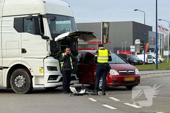 Vrachtwagen en personenauto botsen op rotonde