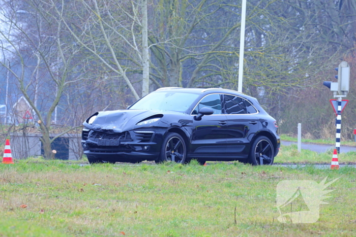 Veel schade bij kop-staartbotsing tussen twee voertuigen