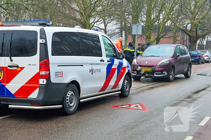 Auto klapt op verkeerspaal bij wegversmalling