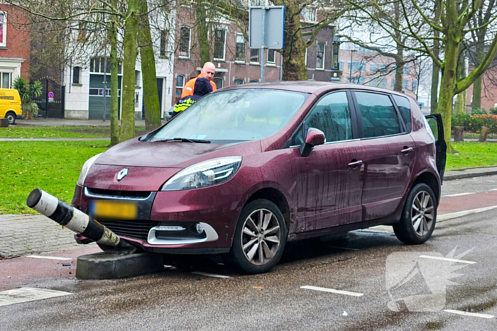 Auto klapt op verkeerspaal bij wegversmalling
