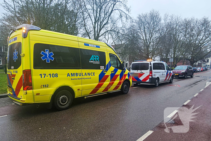 Auto klapt op verkeerspaal bij wegversmalling