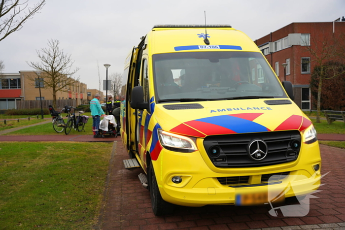 Fietser en automobilist botsen met elkaar