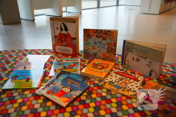 Uitbreiding anderstalige boeken bij bibliotheek gevierd met anderstalig voorleesuurtje