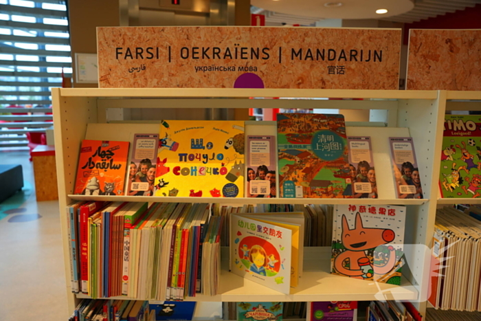 Uitbreiding anderstalige boeken bij bibliotheek gevierd met anderstalig voorleesuurtje