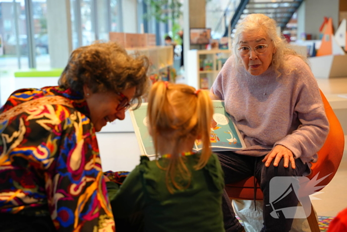 Uitbreiding anderstalige boeken bij bibliotheek gevierd met anderstalig voorleesuurtje