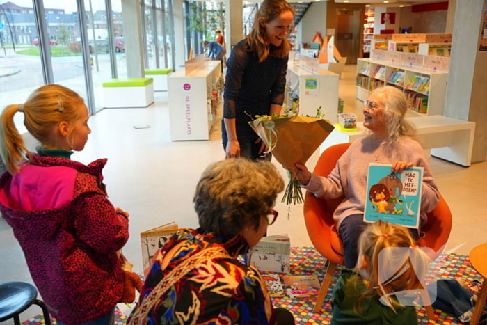 Uitbreiding anderstalige boeken bij bibliotheek gevierd met anderstalig voorleesuurtje