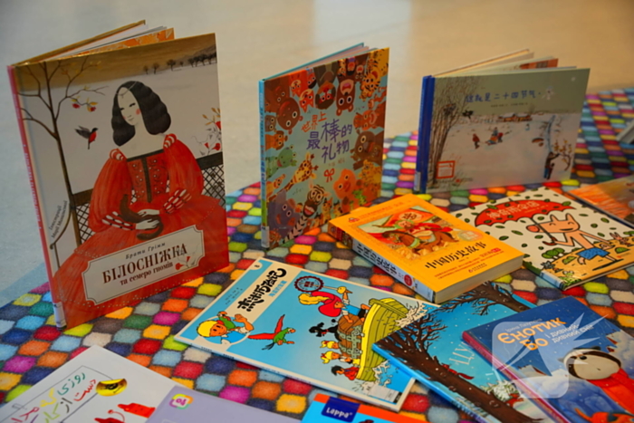 Uitbreiding anderstalige boeken bij bibliotheek gevierd met anderstalig voorleesuurtje