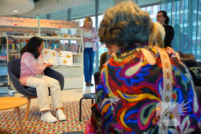 Uitbreiding anderstalige boeken bij bibliotheek gevierd met anderstalig voorleesuurtje