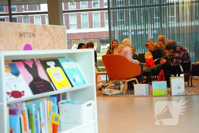 Uitbreiding anderstalige boeken bij bibliotheek gevierd met anderstalig voorleesuurtje