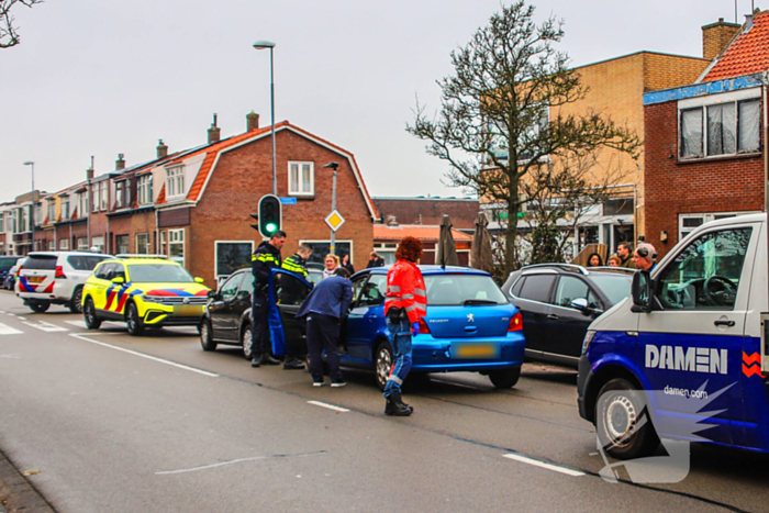 Zwangere vrouw gewond naar ziekenhuis na aanrijding