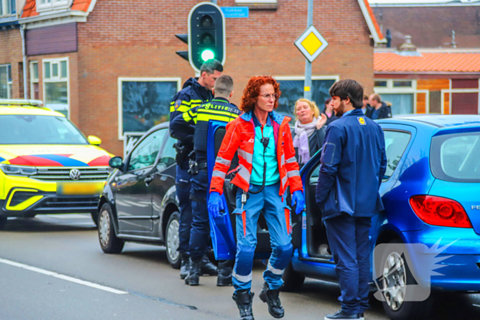 Zwangere vrouw gewond naar ziekenhuis na aanrijding