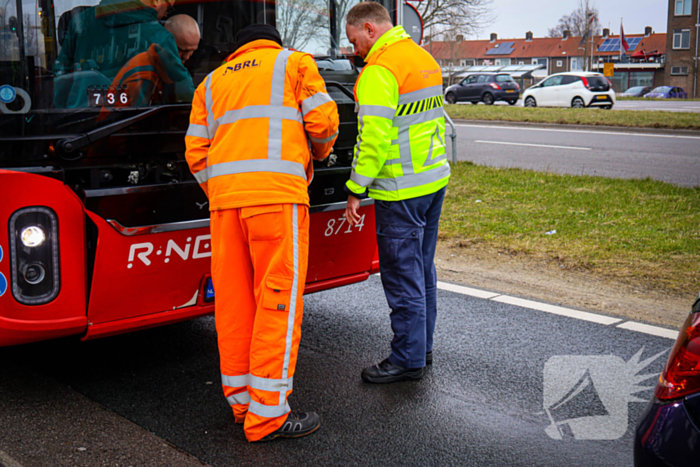 Lijnbus botst achterop personenauto