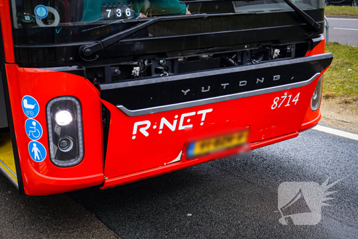 Lijnbus botst achterop personenauto