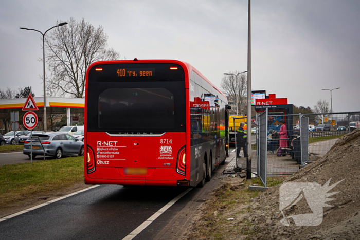 Lijnbus botst achterop personenauto