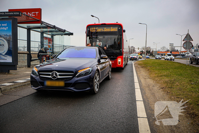 Lijnbus botst achterop personenauto