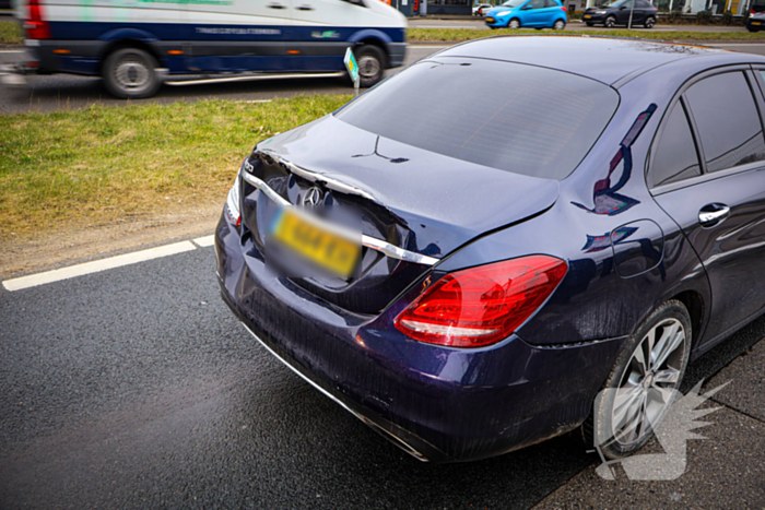 Lijnbus botst achterop personenauto