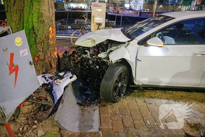 Automobilist onder invloed belandt tegen een boom