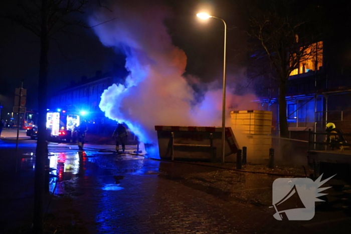 Afvalcontainer vliegt in brand