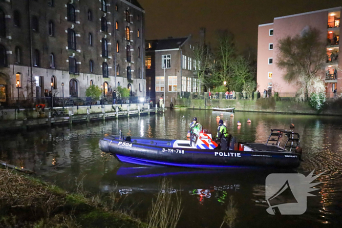 Politie zoekt naar verdachte in het water na achtervolging