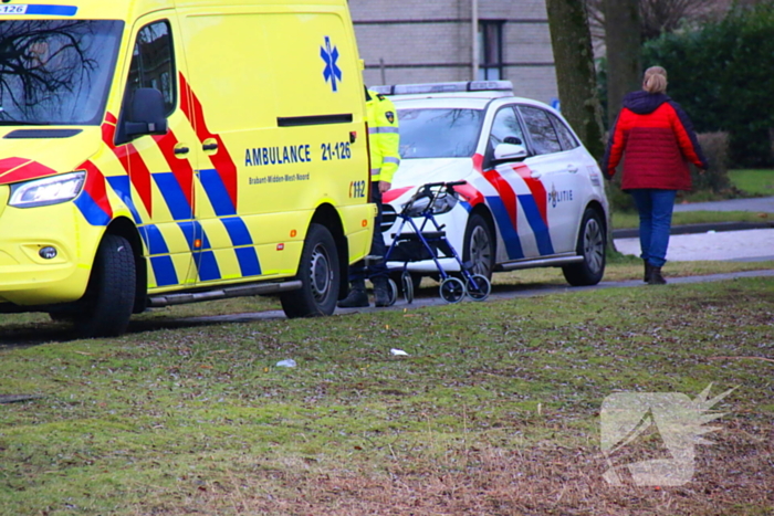 Persoon valt in water met rollator