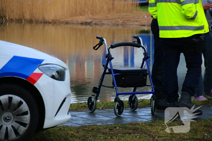 Persoon valt in water met rollator