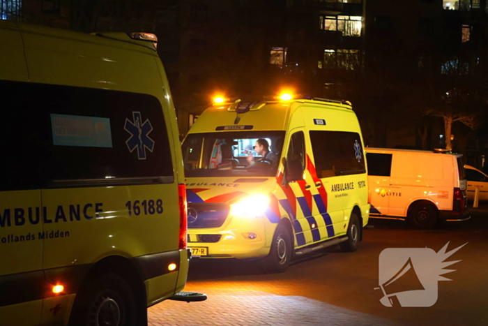 Zwaargewond persoon aangetroffen, politie doet onderzoek