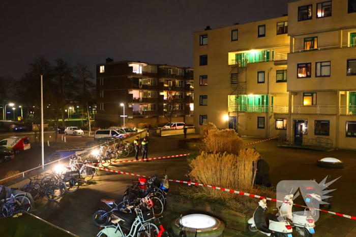 Zwaargewond persoon aangetroffen, politie doet onderzoek