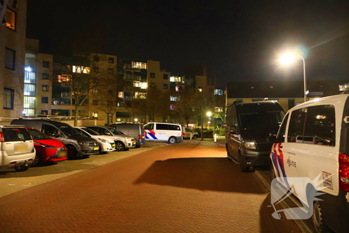 Zwaargewond persoon aangetroffen, politie doet onderzoek