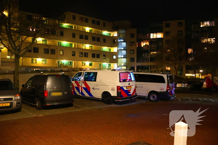 Zwaargewond persoon aangetroffen, politie doet onderzoek