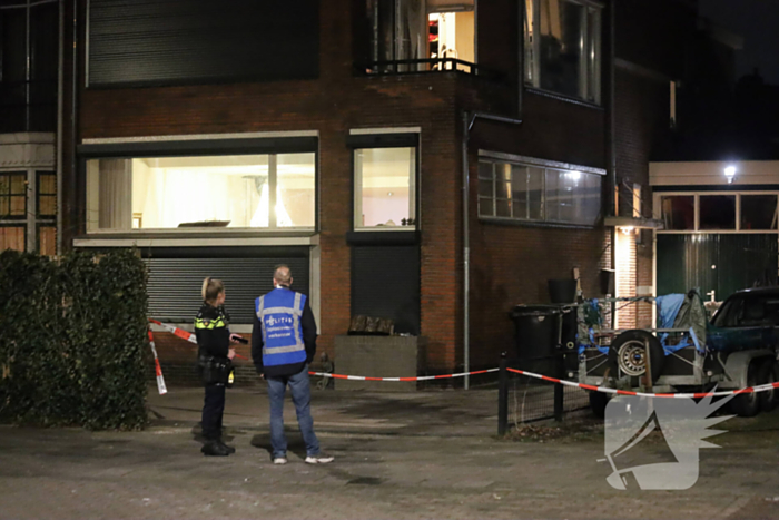Brand na explosie bij woning