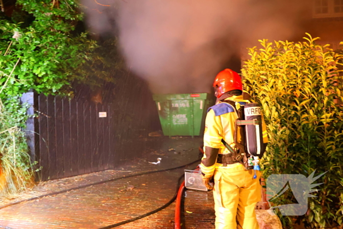 Bouwcontainer vat vlam naast woning met rietendak