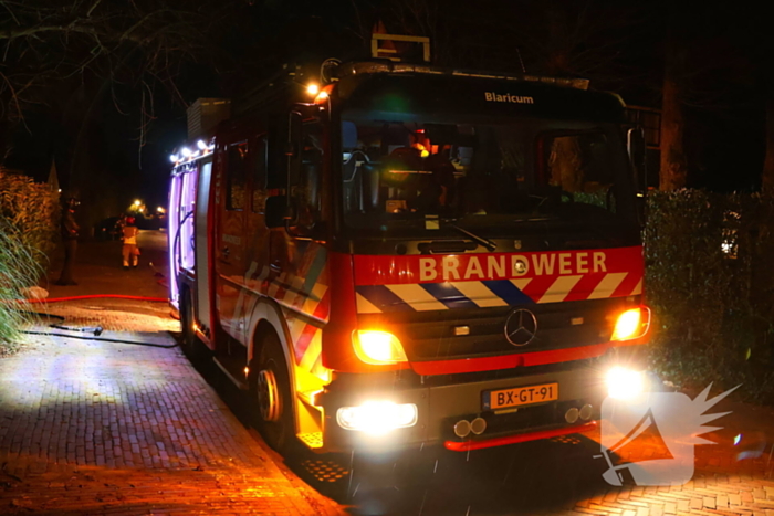 Bouwcontainer vat vlam naast woning met rietendak