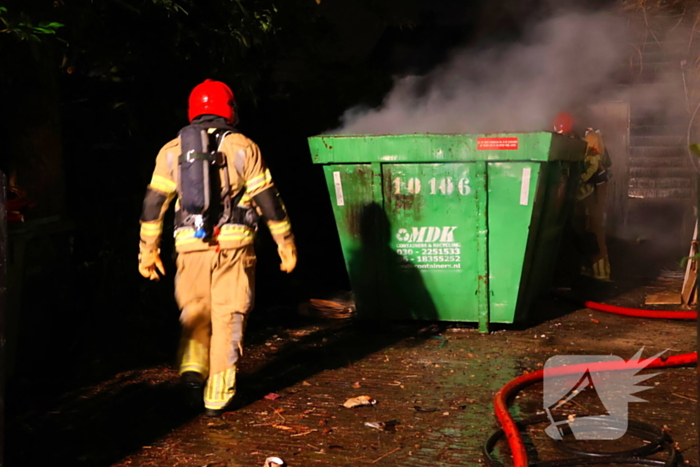 Bouwcontainer vat vlam naast woning met rietendak