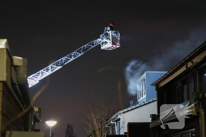 Brandweer bestrijdt brand in dakkapel