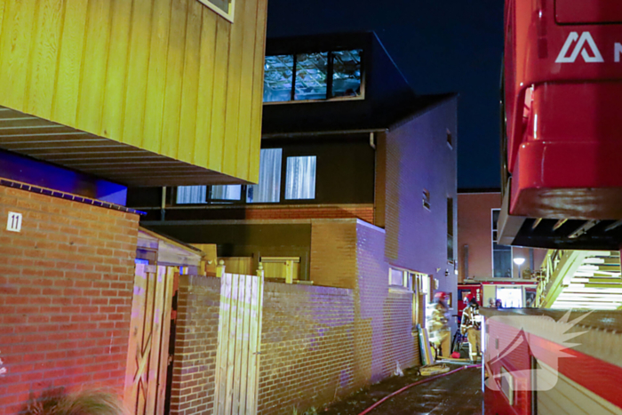 Brandweer bestrijdt brand in dakkapel