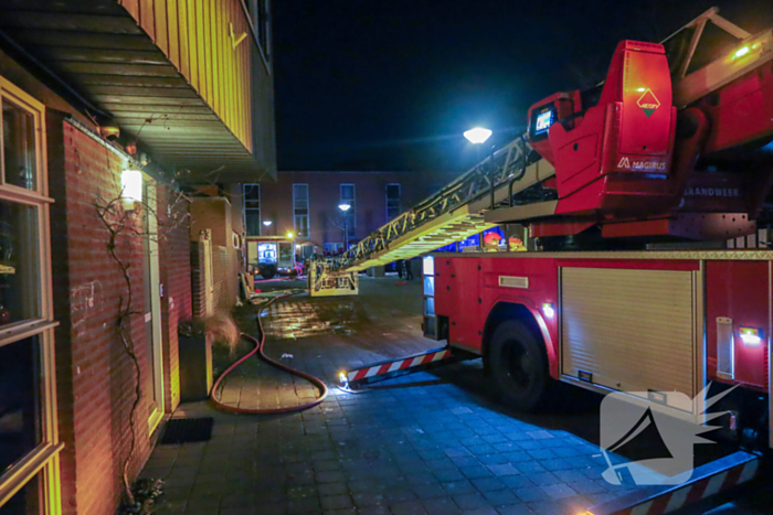 Brandweer bestrijdt brand in dakkapel