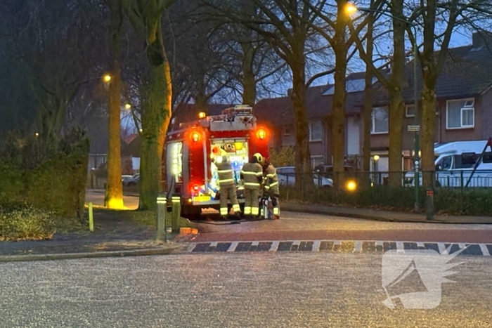 Brandweer reinigt oliespoor op wegdek