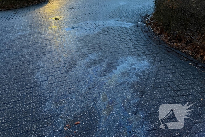 Brandweer reinigt oliespoor op wegdek