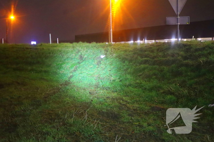 Bergingsbedrijf haalt voertuig uit het water