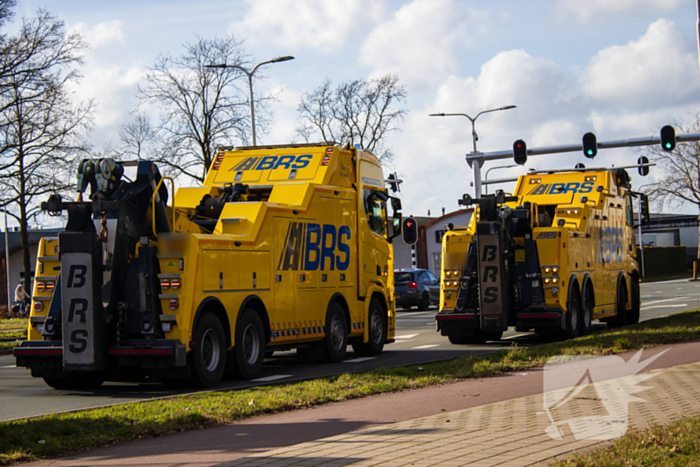 Vrachtwagentrailer met aardappelen kantelt
