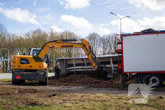 Vrachtwagentrailer met aardappelen kantelt